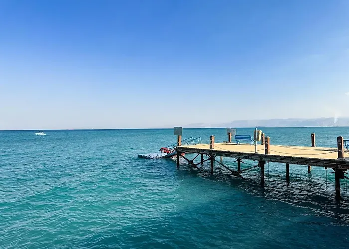 With Pool & Access Ein Bay Hébergement de vacances